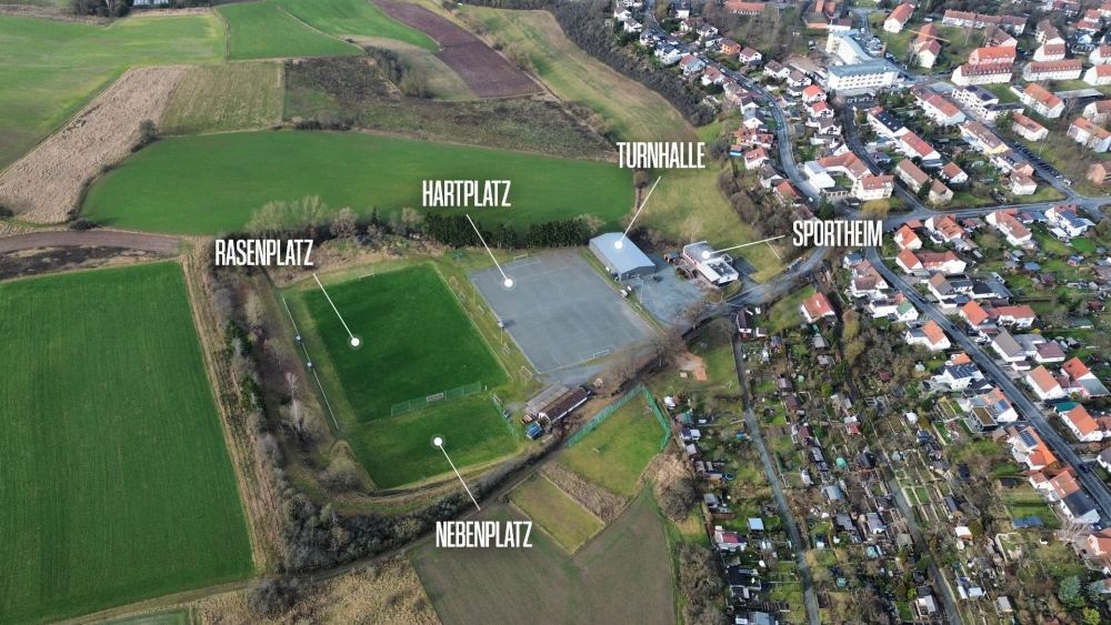 Luftaufnahme der Hans-Rausch-Sportanlage mit Sportheim, Rasenplatz und Turnhalle