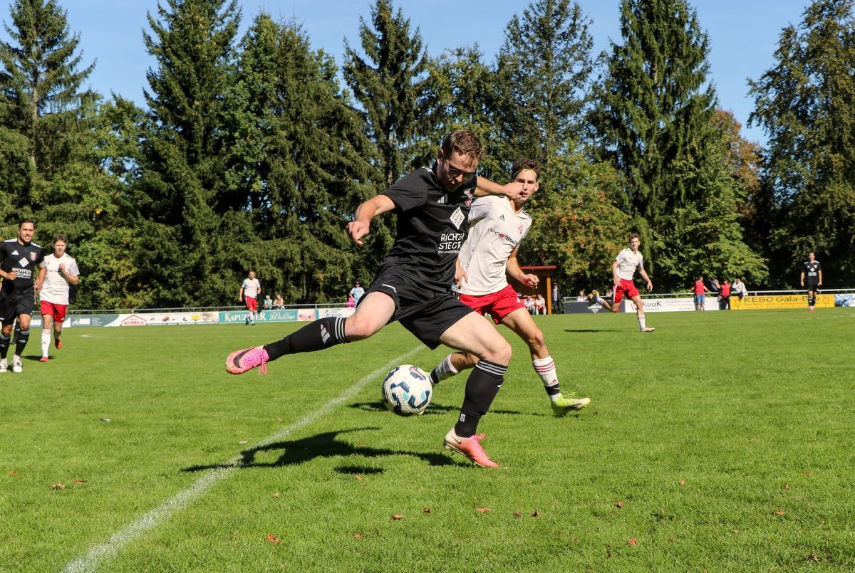 Einer unserer Spieler holt in Kirchleus zum Schuss aus, ein Gegenspieler kommt einen Schritt zu spät.