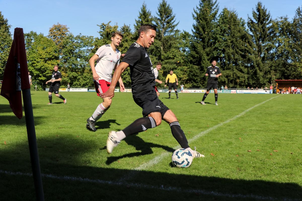 An der Eckfahne nimmt einer unserer Spieler den Ball an.