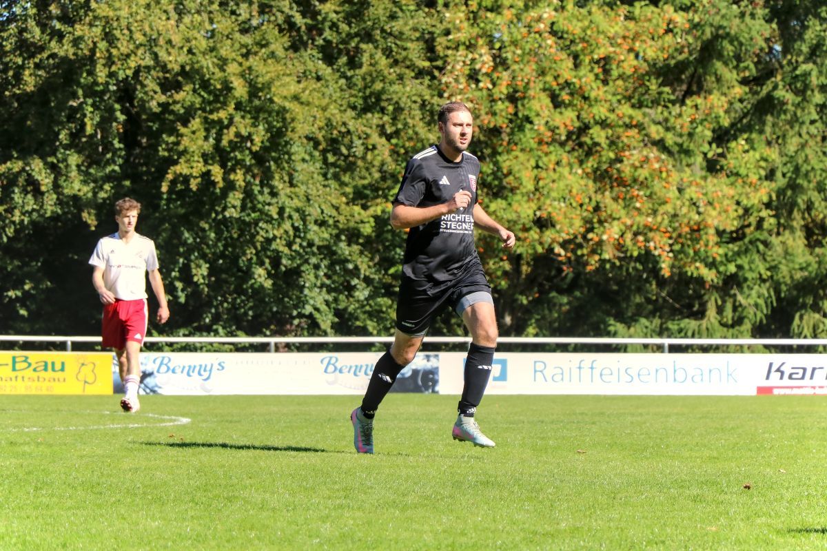 Einer unserer Spieler läuft in der Herbstsonne über den Platz.