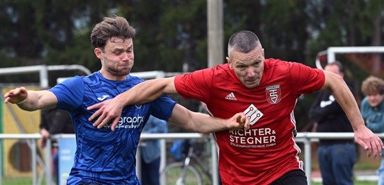 Zweikampf zwischen einem Spieler des TSV 08 Kulmbach in Rot und einem Spieler des VfB Kulmbach in Blau beim Stadtderby am 3. Oktober 2026.