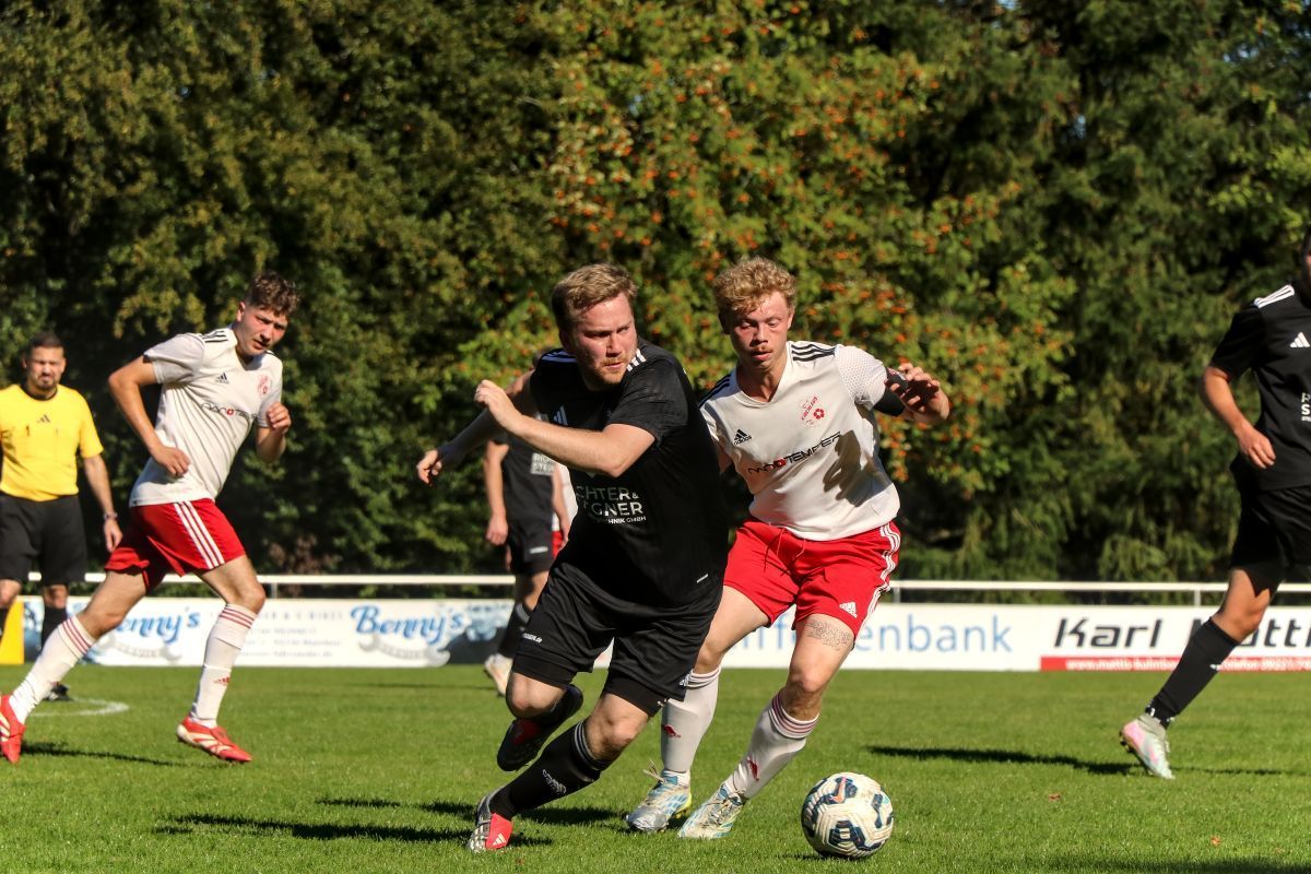 Zweikampf um den Ball: Einer unserer Spieler setzt sich gegen einen Kirchleuser durch.