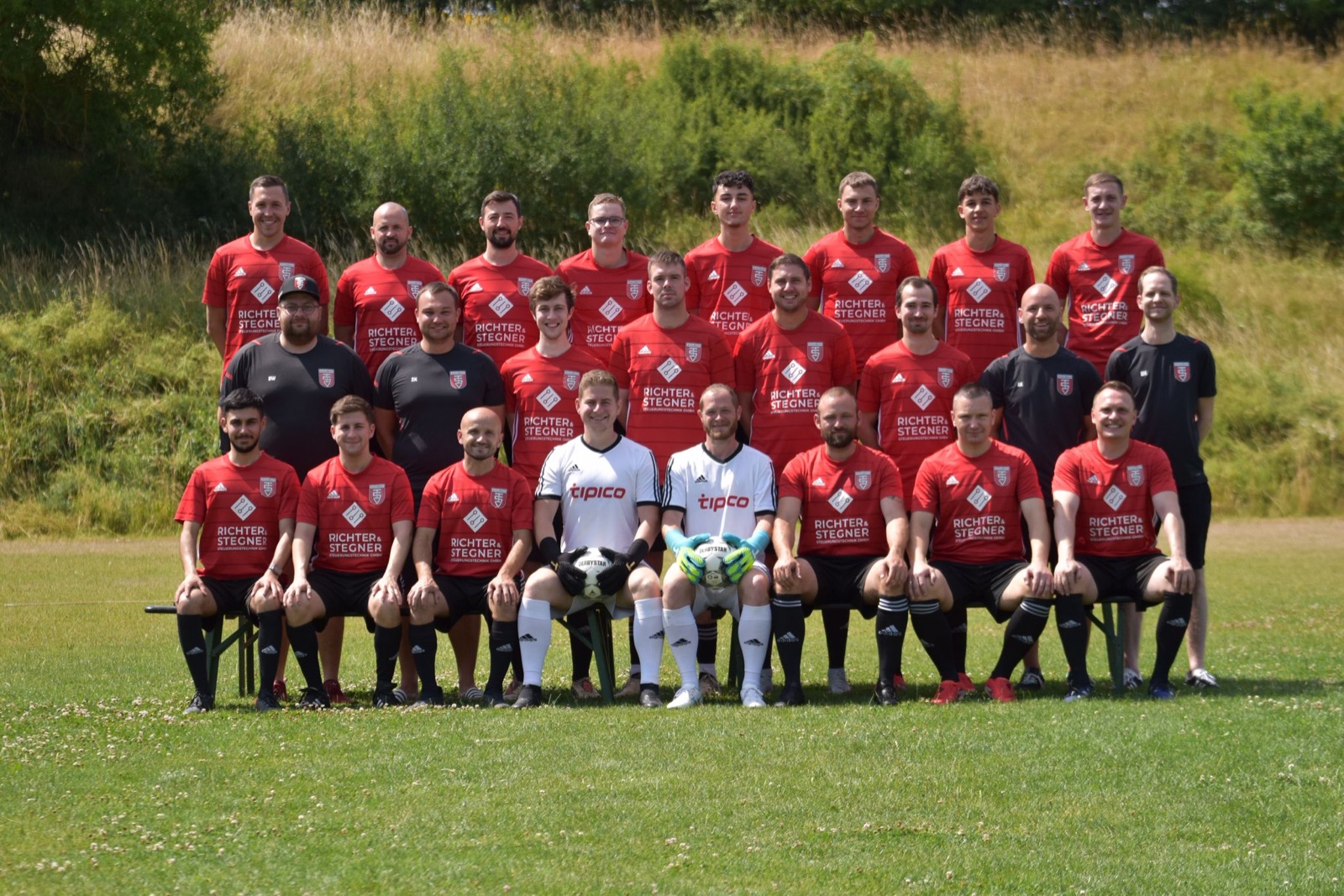 Mannschaftsfoto des TSV 08 Kulmbach in roten Trikots auf dem Sportgelände im Katzbachtal